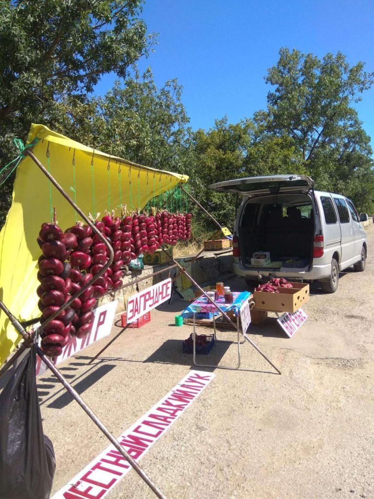 фото zaprudnoe.com Продажа ялтинского лука с передвижной палатки